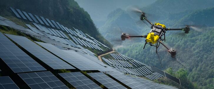 Solarpaneeltransport in gebirgigem Gelände